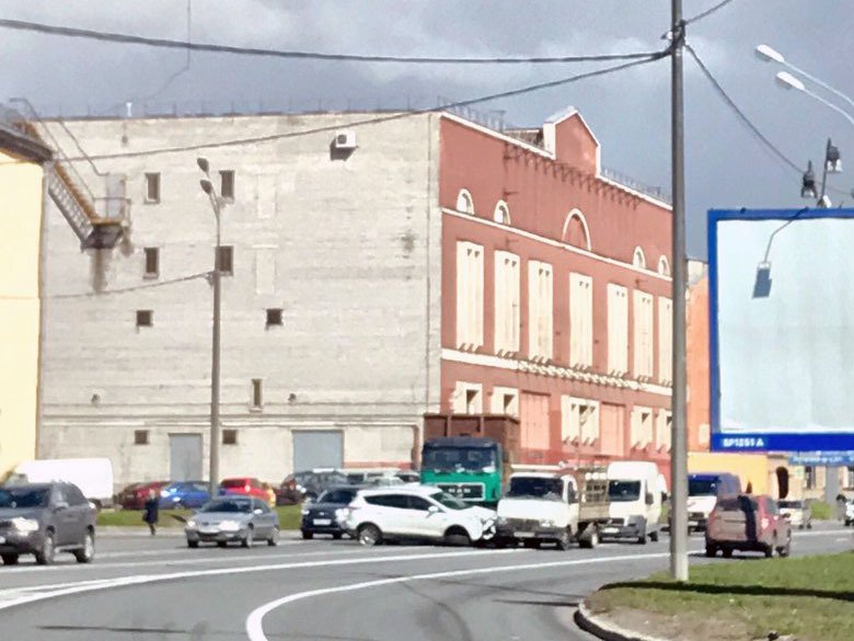 У Ford Kuga в ДТП на набережной Обводного канала оторвало колесо (1).jpg