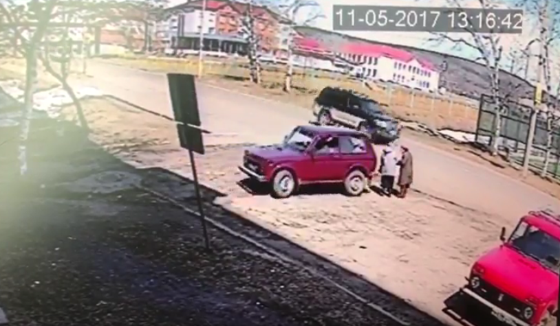 В Хабаровском крае водитель «Нивы» сбил двух женщин и медленно проехался по ним.jpg