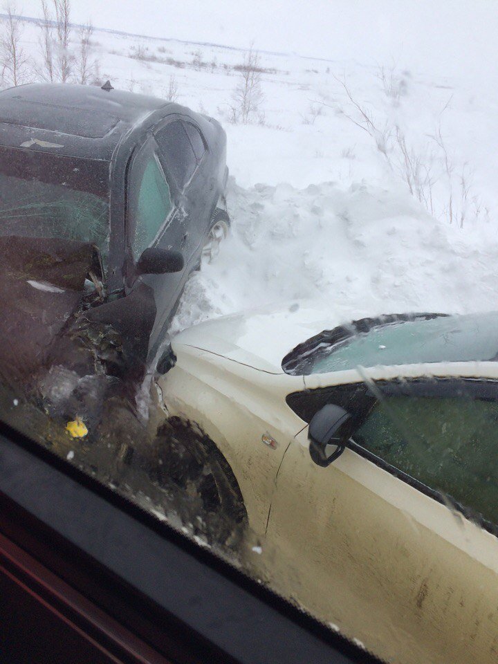 В Лабытнангах школьный автобус попал в аварию (3).jpg