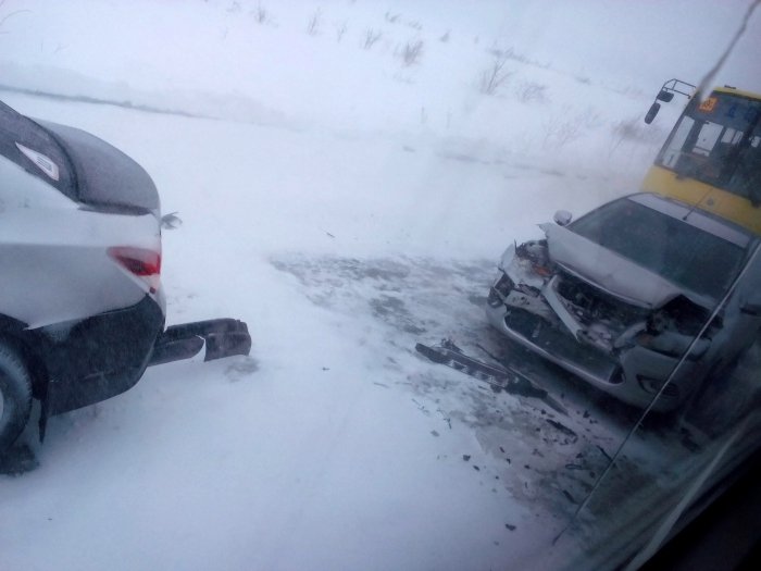 В Лабытнангах школьный автобус попал в аварию (1).jpg
