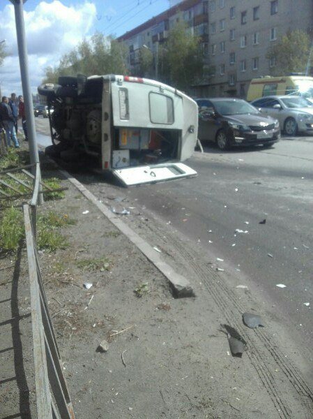 В Дзержинске опрокинулся автомобиль «скорой помощи» В Дзержинске опрокинулся автомобиль «скорой помощи» (2).jpg