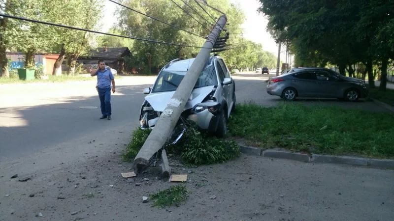 В ДТП в Балаковском районе девушку в машине раздавил столб.jpg