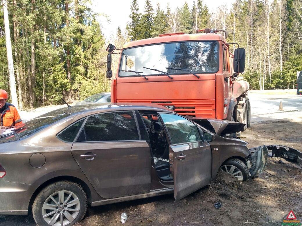 В Зеленогорске автоцистерна раздавила легковой автомобиль (2).jpg
