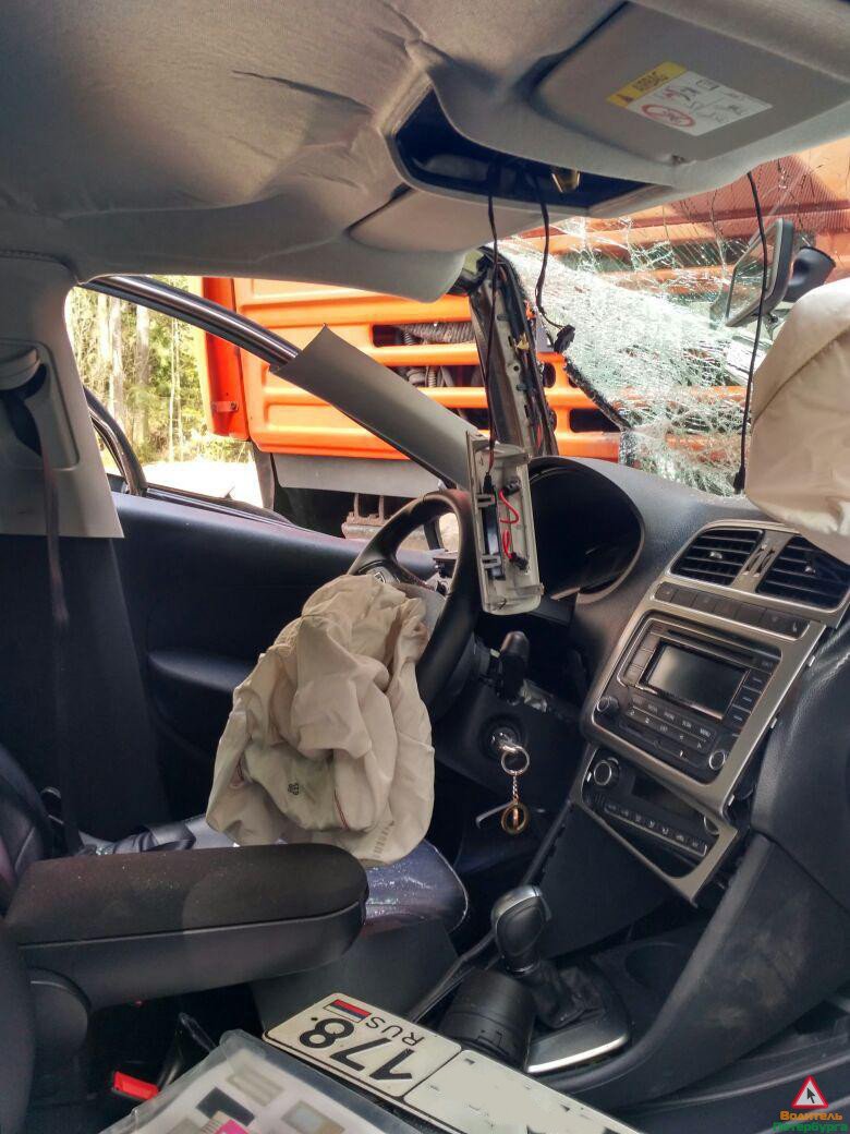 В Зеленогорске автоцистерна раздавила легковой автомобиль (1).jpg