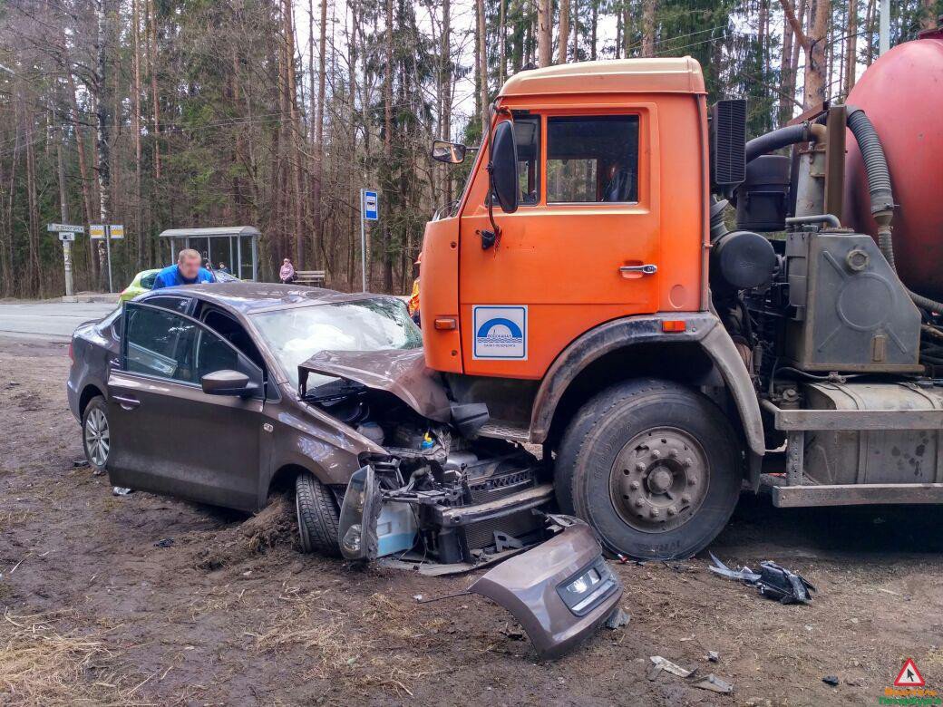 В Зеленогорске автоцистерна раздавила легковой автомобиль (6).jpg