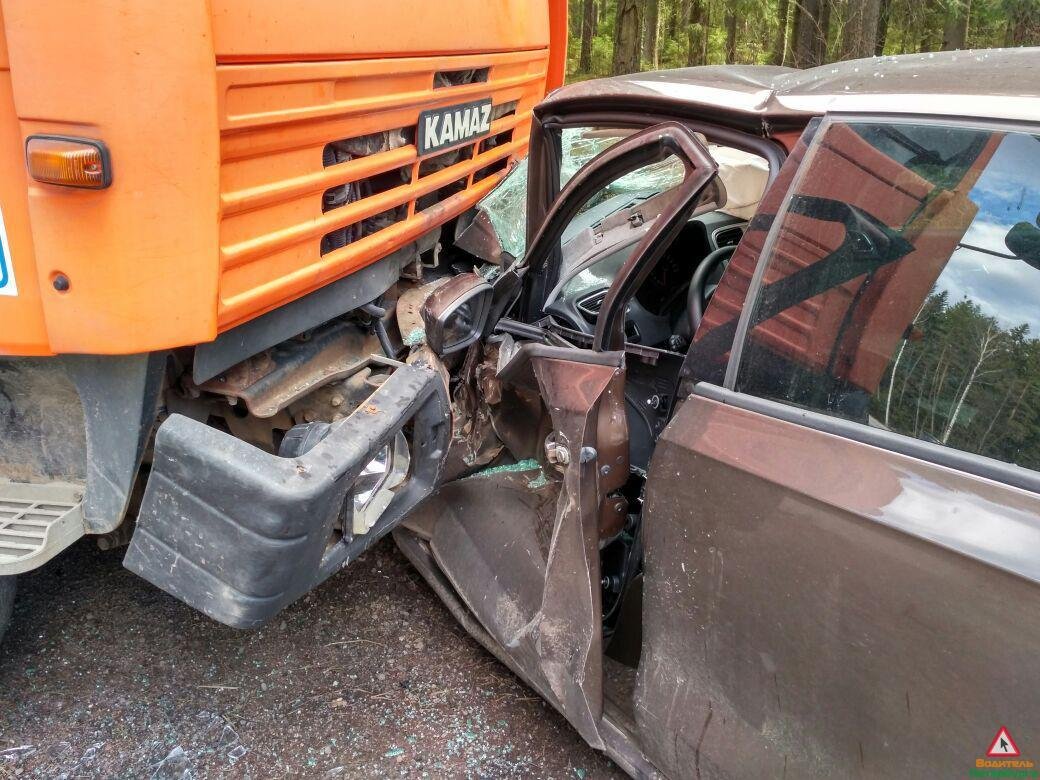 В Зеленогорске автоцистерна раздавила легковой автомобиль (3).jpg