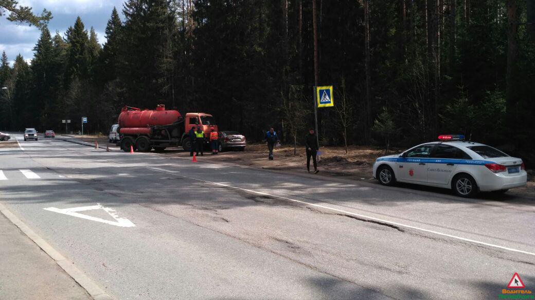 В Зеленогорске автоцистерна раздавила легковой автомобиль (5).jpg