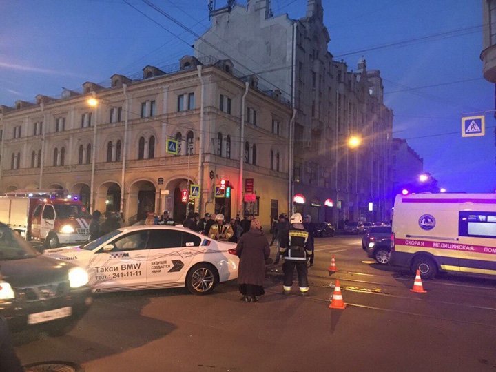 В Петербурге в ДТП серьезно пострадала мотоциклистка (2).jpg