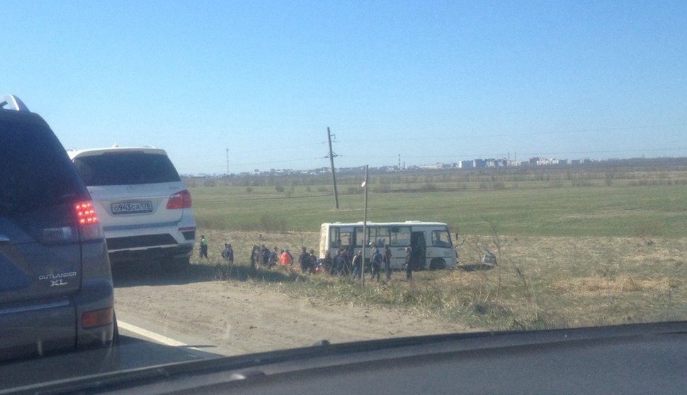 В Красном Бору автобус вылетел с трассы в поле В Красном Бору автобус вылетел с трассы в поле.jpg