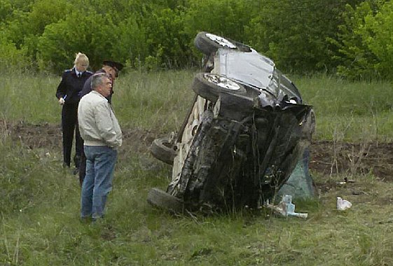 Под Вольском два человека погибли, вылетел из автомобиля.jpg