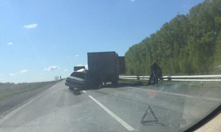 На трассе в Кузбассе ВАЗ врезался в грузовик: погиб человек На трассе в Кузбассе ВАЗ врезался в грузовик погиб человек.jpg