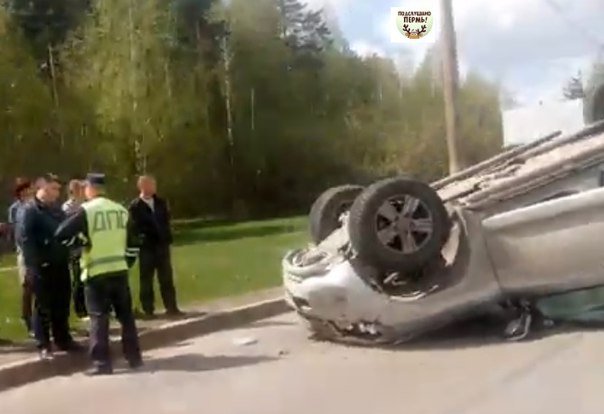 В центре Перми опрокинулся внедорожник В центре Перми опрокинулся внедорожник (3).jpg