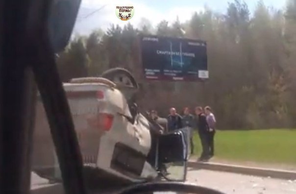 В центре Перми опрокинулся внедорожник В центре Перми опрокинулся внедорожник (1).jpg