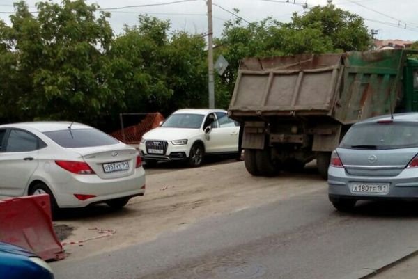В Ростове КАМАЗ протаранил пять легковушек (3).jpg
