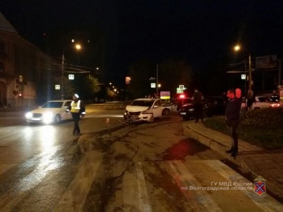 В центре Волгограда в ДТП погиб водитель иномарки В центре Волгограда в ДТП погиб водитель иномарки.jpg