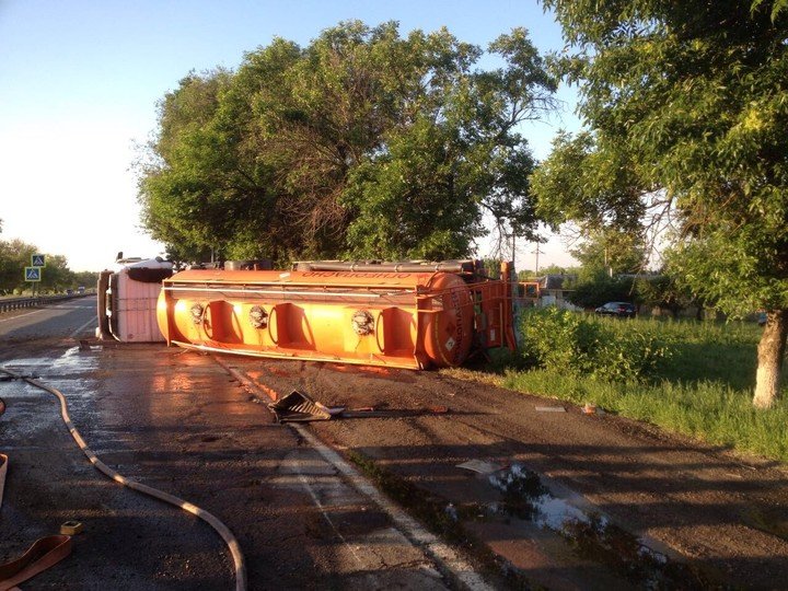 В Новокубанском районе в ДТП опрокинулся бензовоз (3).jpg
