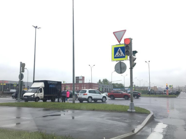 В ДТП на Приморском шоссе опрокинулась иномарка (1).png