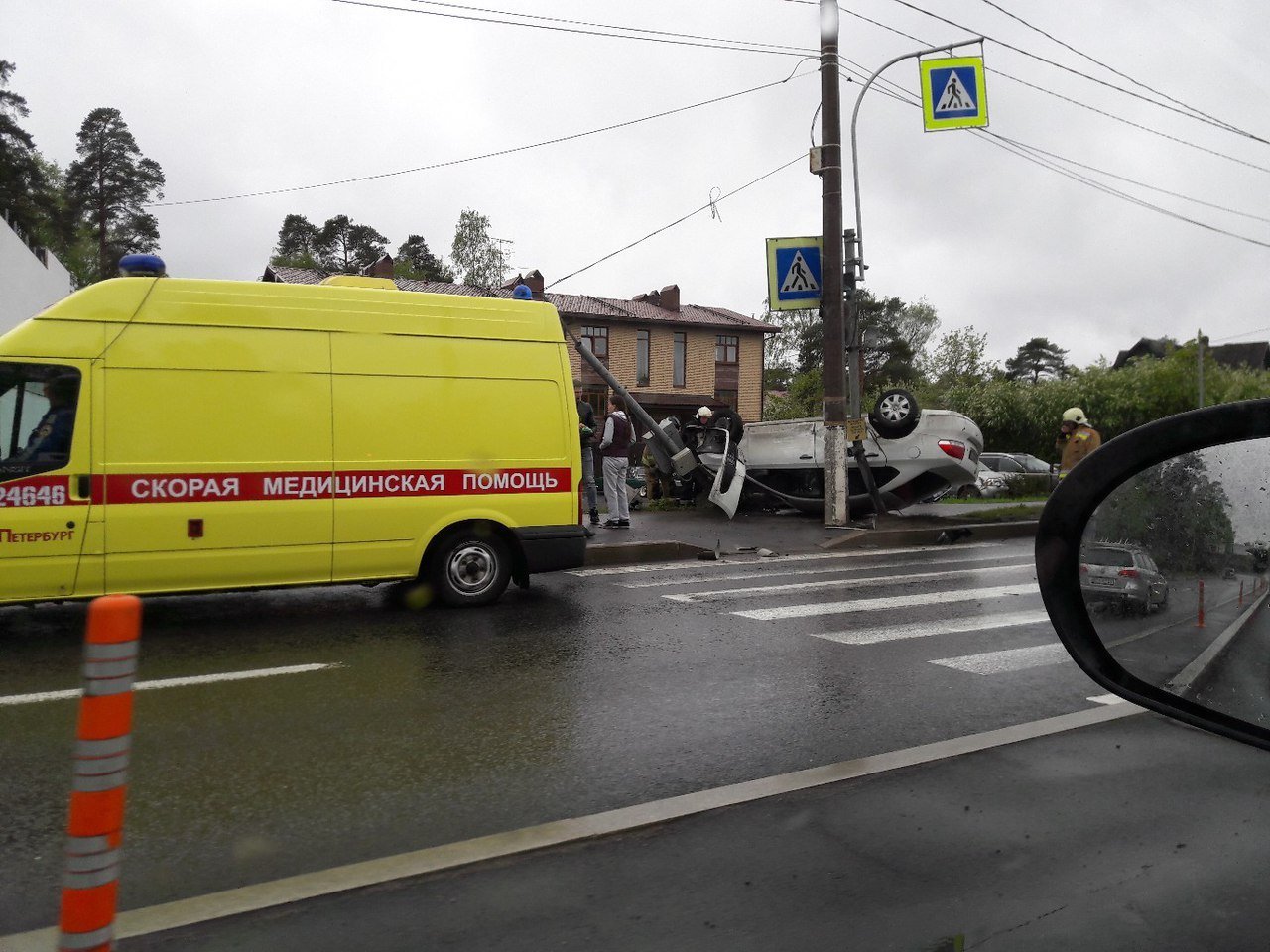 В ДТП на Приморском шоссе опрокинулась иномарка (1).JPG