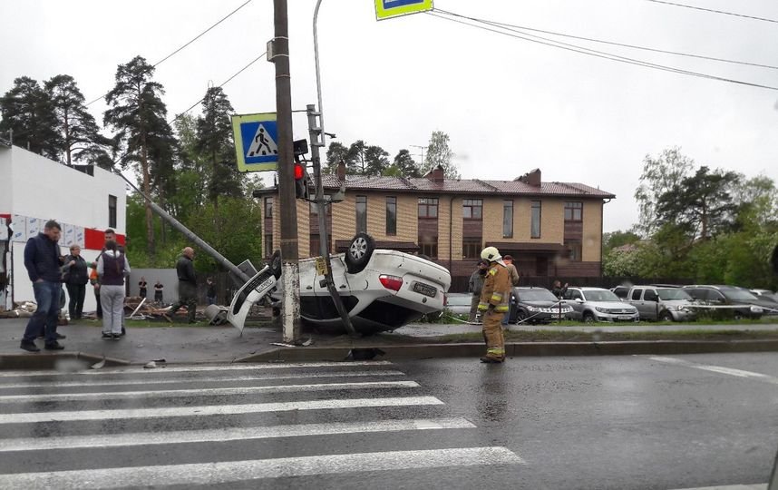 В ДТП на Приморском шоссе опрокинулась иномарка (6).jpg