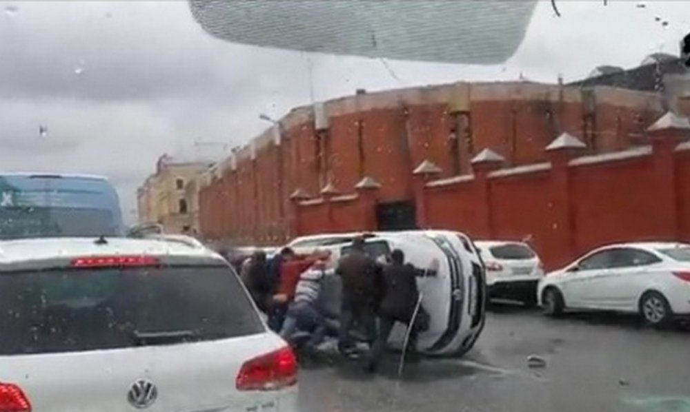 На Синопской набережной в Петербурге опрокинулся автомобиль: пострадала женщина На Синопской набережной в Петербурге опрокинулся автомобиль пострадала женщина.jpg