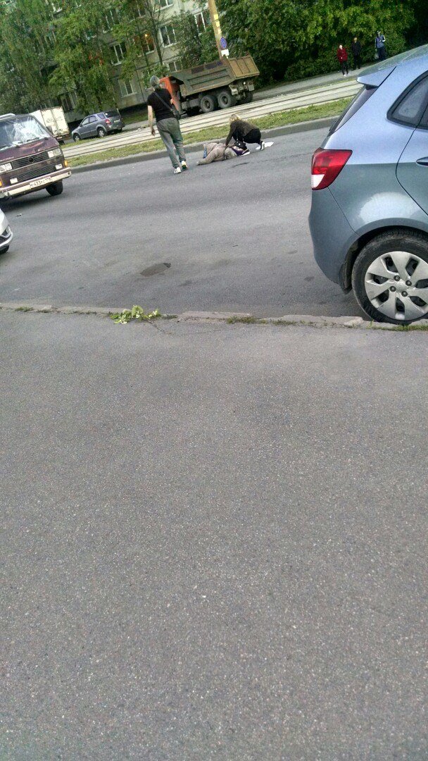 В Петербурге на Купчинской улице насмерть сбили женщину В Петербурге на Купчинской улице насмерть сбили женщину (2).jpg