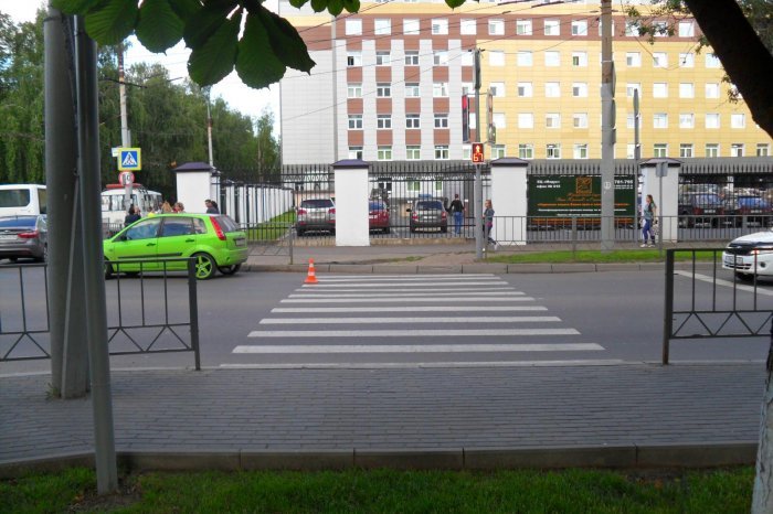 В Орле автомобиль сбил двух женщин на переходе В Орле автомобиль сбил двух женщин на переходе.jpg