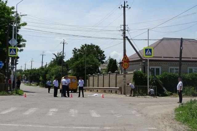 На Ставрополье маршрутка насмерть сбила 5-летнюю девочку На Ставрополье маршрутка насмерть сбила 5-летнюю девочку.jpg