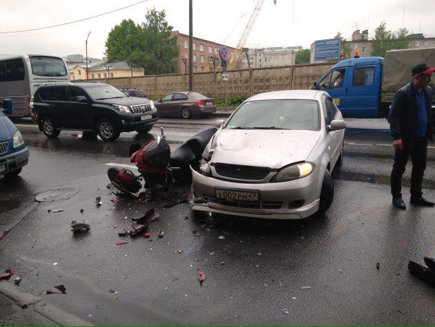 Авария с мотоциклом произошла на Уральской в Петербурге Авария с мотоциклом произошла на Урасльской в Петербурге (3).jpg