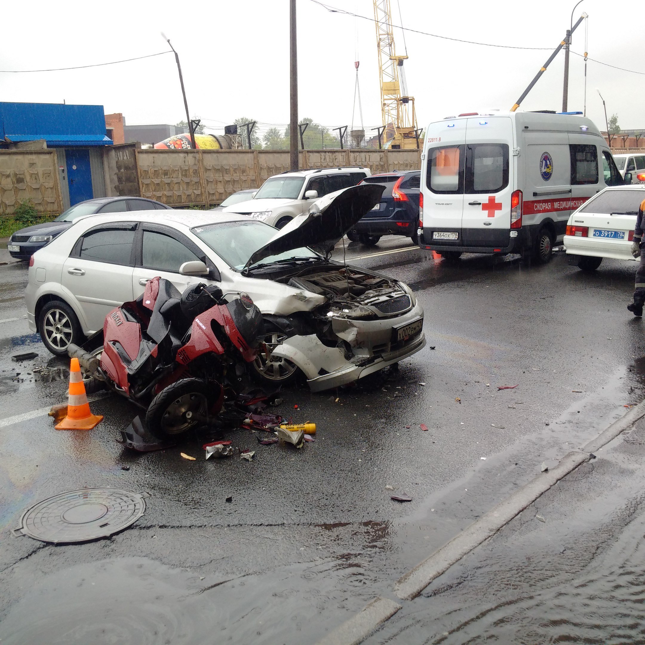 Авария с мотоциклом произошла на Уральской в Петербурге Авария с мотоциклом произошла на Урасльской в Петербурге (2).jpg