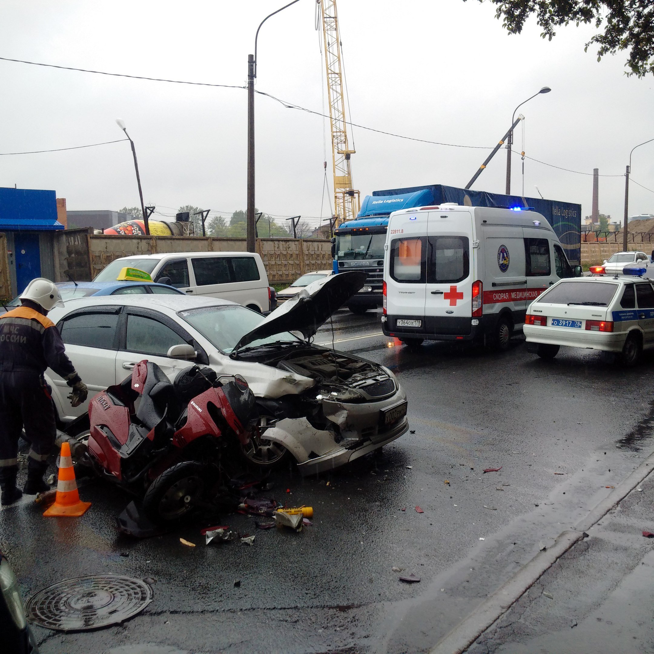 Авария с мотоциклом произошла на Уральской в Петербурге Авария с мотоциклом произошла на Урасльской в Петербурге (1).jpg