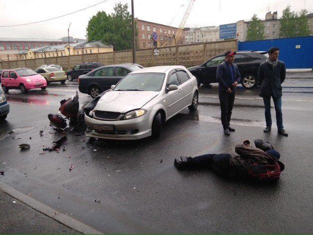 Авария с мотоциклом произошла на Уральской в Петербурге Авария с мотоциклом произошла на Урасльской в Петербурге (4).jpg