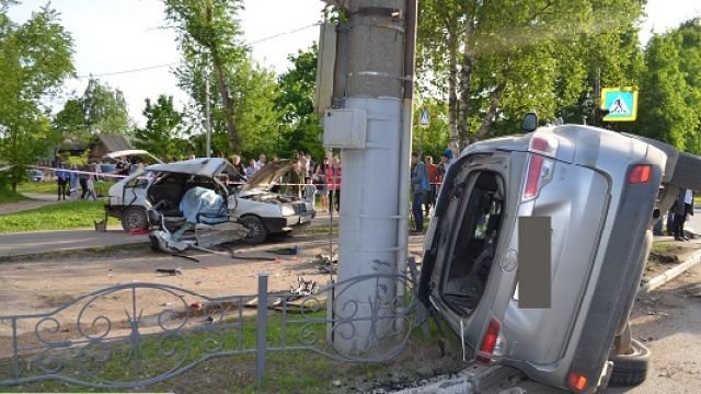 В страшном ДТП в Иванове погибла девушка и пострадал ребенок В страшном ДТП в Иванове погибла девушка и пострадал ребенок (5).jpg