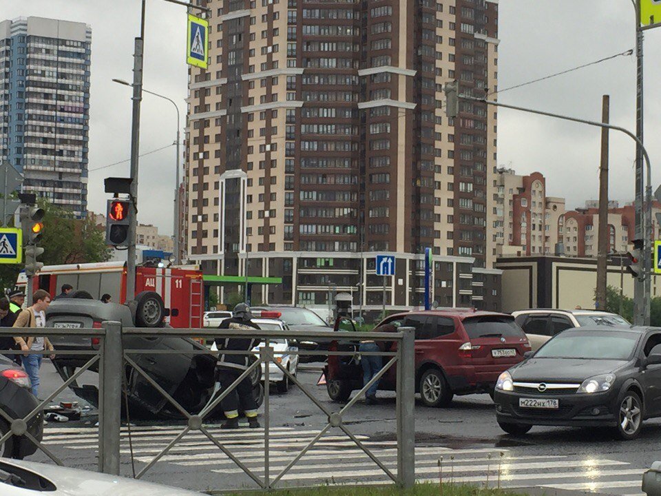 В Петербурге BMW опрокинул «Калину» В Петербурге BMW опрокинул «Калину» (3).jpg