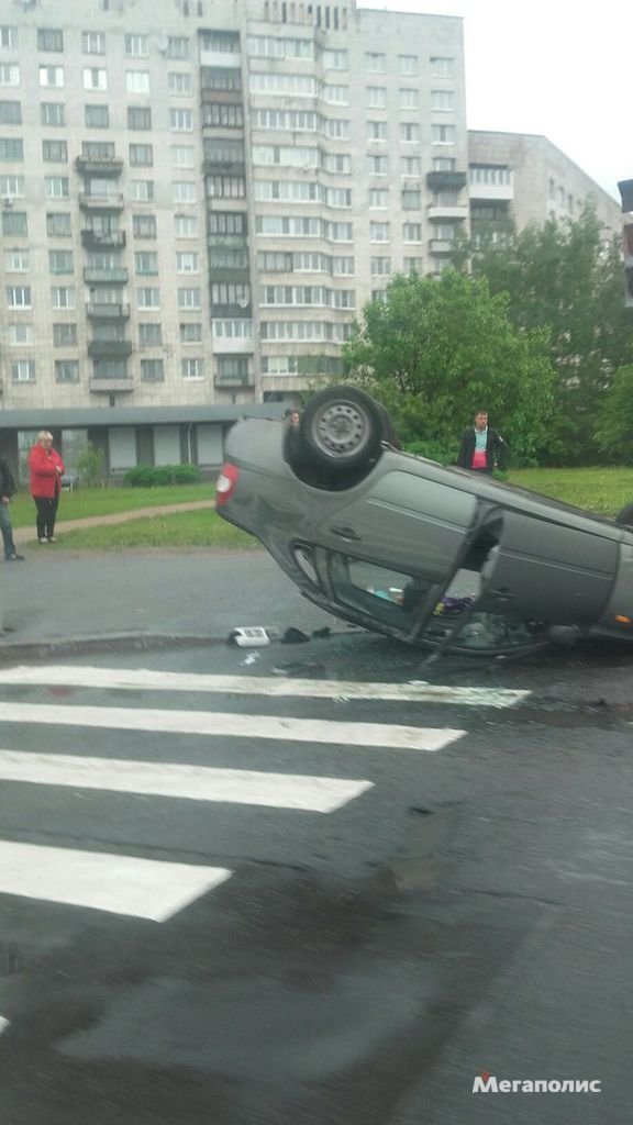 В Петербурге BMW опрокинул «Калину» В Петербурге BMW опрокинул «Калину» (5).jpg
