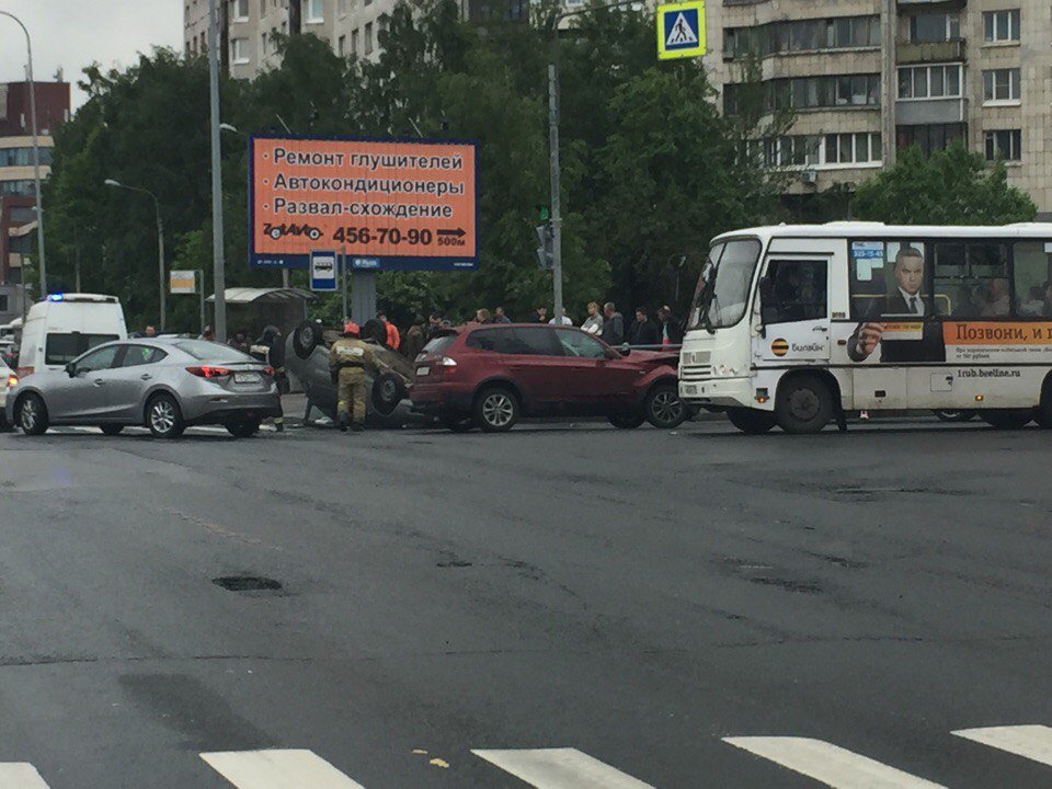 В Петербурге BMW опрокинул «Калину» В Петербурге BMW опрокинул «Калину» (2).jpg