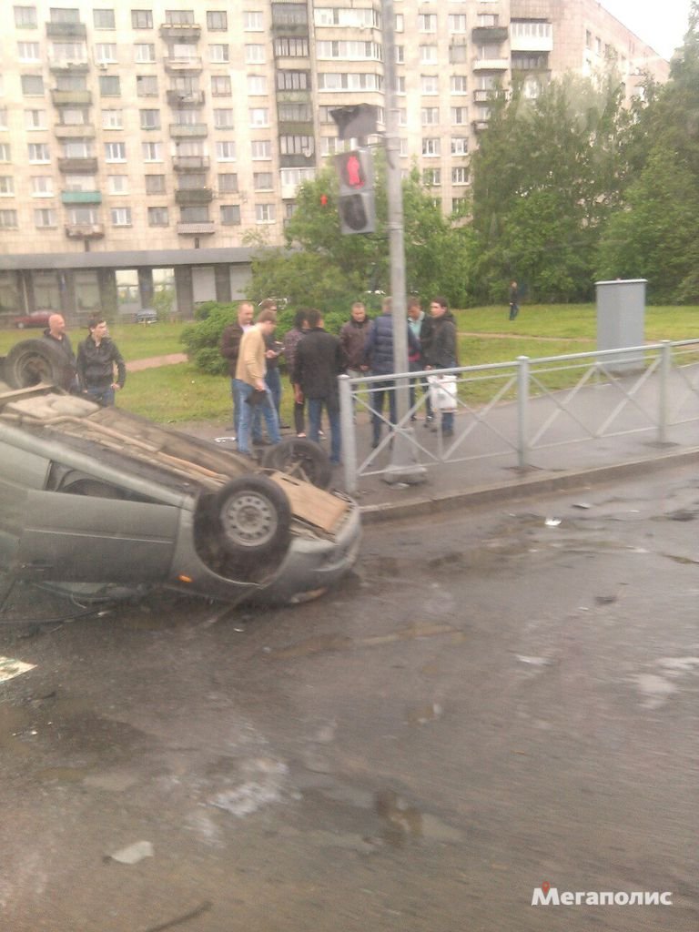 В Петербурге BMW опрокинул «Калину» В Петербурге BMW опрокинул «Калину» (1).jpg