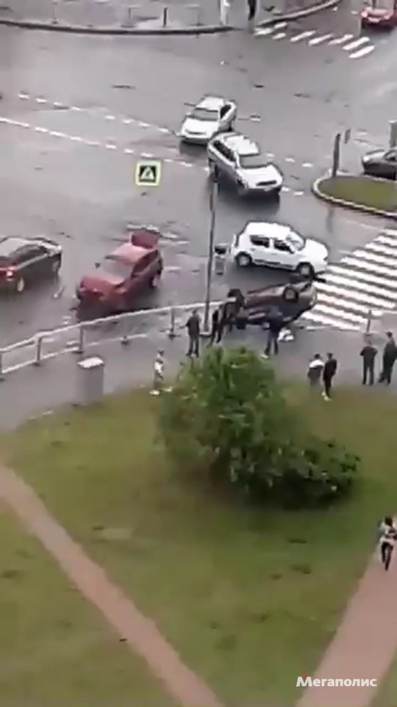 В Петербурге BMW опрокинул «Калину» В Петербурге BMW опрокинул «Калину» (4).jpg