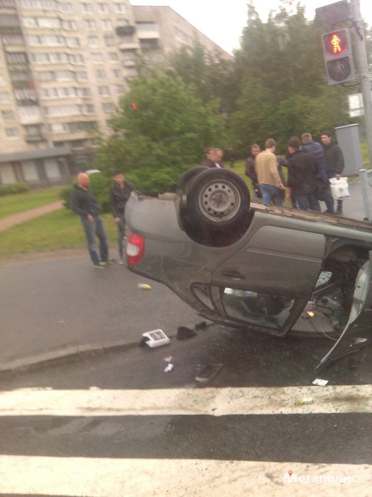 В Петербурге BMW опрокинул «Калину» В Петербурге BMW опрокинул «Калину» (6).jpg