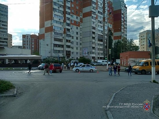 В Волгограде после ДТП автомобиль отбросило на пешехода В Волгограде после ДТП автомобиль отбросило на пешехода.jpg