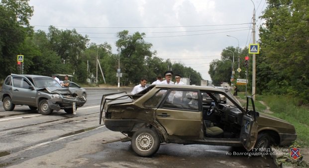 В Волгограде в ДТП пассажирка ВАЗа вылетела через лобовое стекло (4).jpg