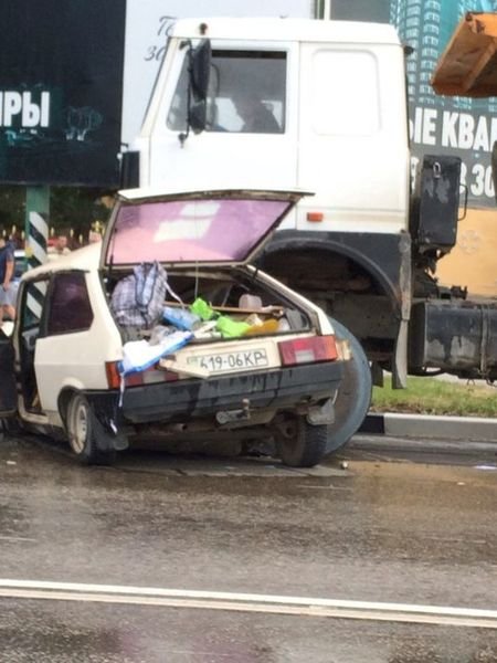 В Симферополе грузовик раздавил легковой автомобиль (1).jpg