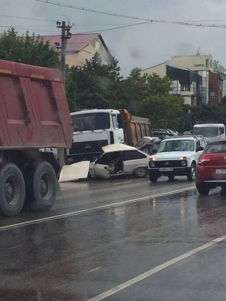 В Симферополе грузовик раздавил легковой автомобиль (3).jpg