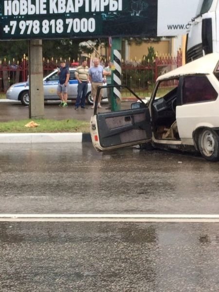 В Симферополе грузовик раздавил легковой автомобиль (2).jpg