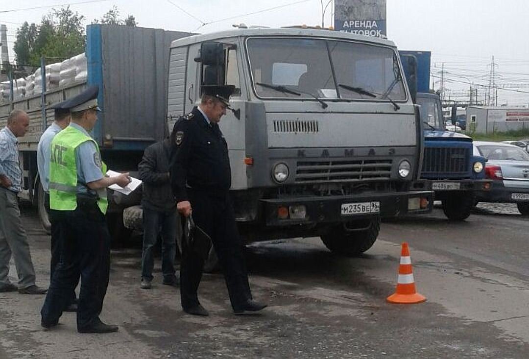 В Екатеринбурге 5-летнюю девочку сбил КАМАЗ ребенку отрвало руку.jpg