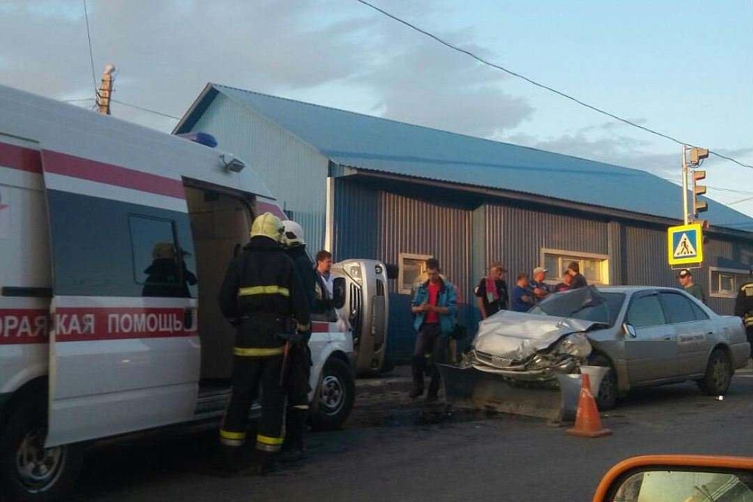 В Иркутске после столкновения с такси перевернулась Toyota В Иркутске после столкновения с такси перевернулась Toyota (2).jpg