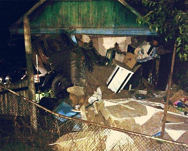 В Успенском районе КАМАЗ врезался в жилой дом.jpg