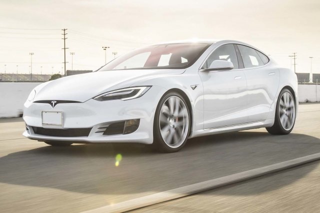 Tesla Model S проехал без подзарядки 900 км.jpg