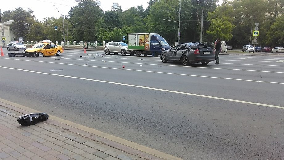 Таксист устроил массовое ДТП в Москве.jpg