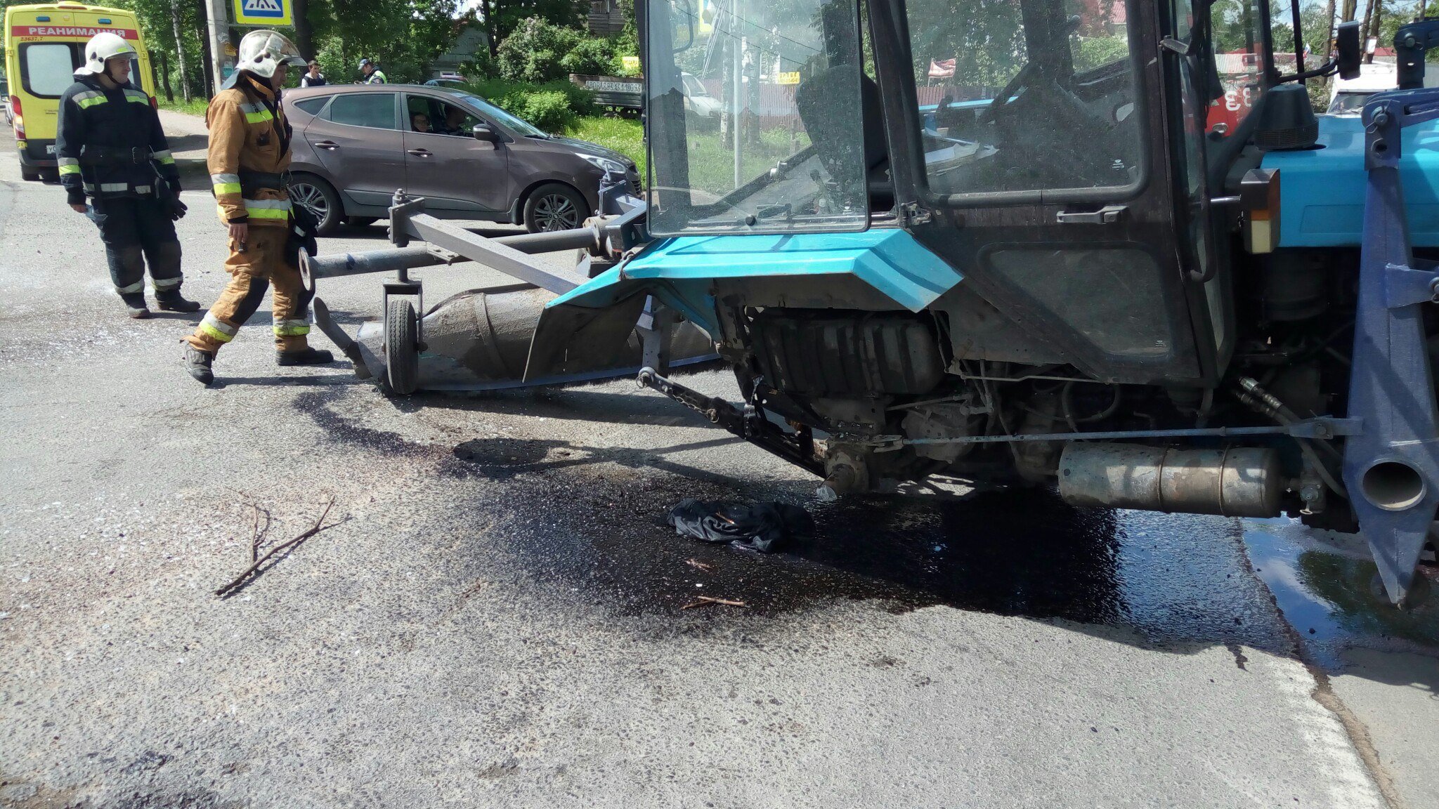 В Петербурге трактор не уступил дорогу фургону и спровоцировал ДТП