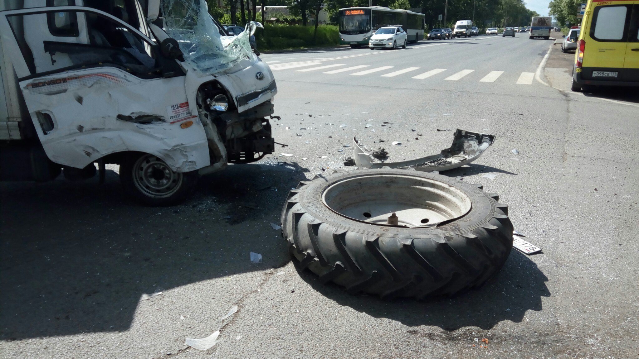В Петербурге трактор не уступил дорогу фургону и спровоцировал ДТП